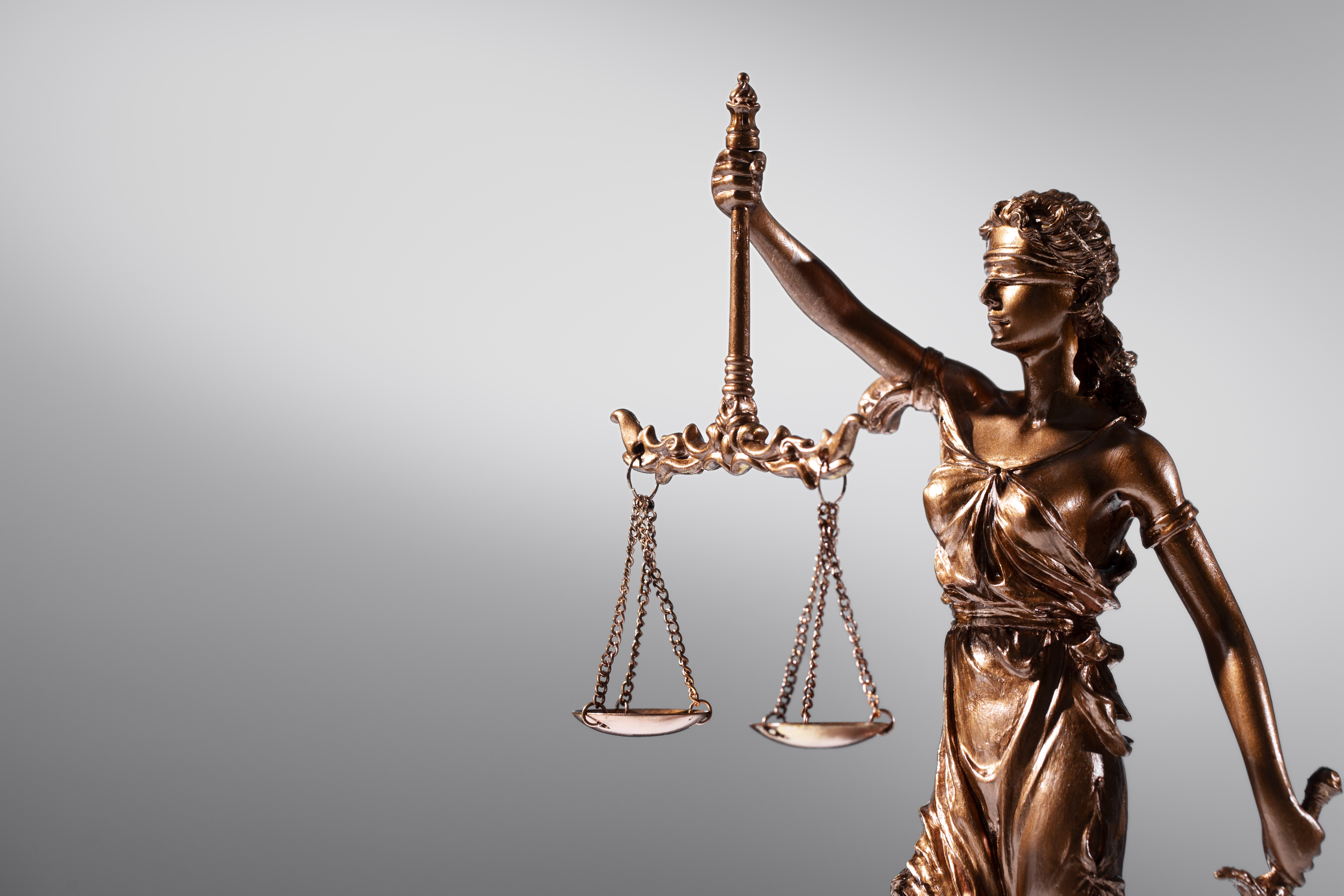 bodegon-con-la-balanza-de-la-justicia